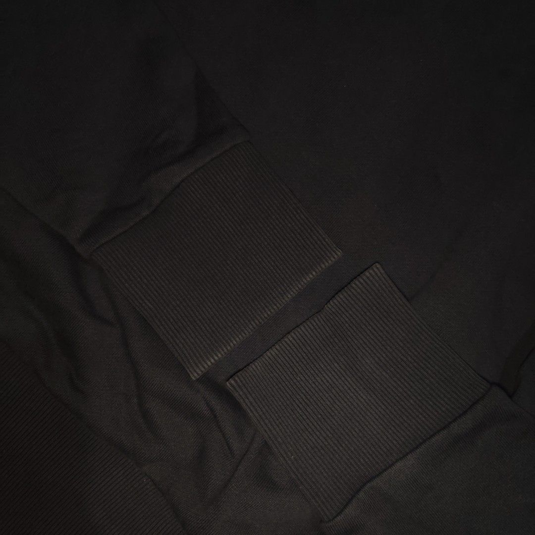 Hugo boss long sleeve (Category: Coats, Jackets and Outerwear) located in Victorias. Submitted by purelion-6f41 (Listing ID 1464271522, Image 2). Description: excellent condition cut wash tag navy blue 9/10 color,.