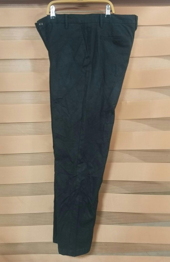Hugo Boss Slim Fit Stretch Pants (Category: Chinos) located in Cabuyao City. Submitted by dthrifts (Listing ID 1464280292, Image 3). Description: 38-39 W 42.5 L Authentic Metal Emblem / Stretch Fabric Excellent Condition.