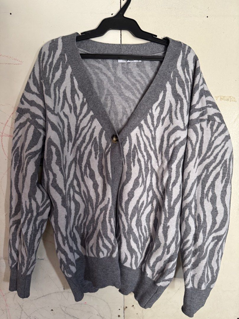 Hui2ee Zebra Print Button Up Cardigan Size L (Category: Longsleeves) located in Santiago. Submitted by eogg30 (Listing ID 1464139436, Image 1). Description: - Grey and white zebra print cardigan - V-neckline - Button-up front with a single button - Ribbed cuffs and hem - Ideal for layering.