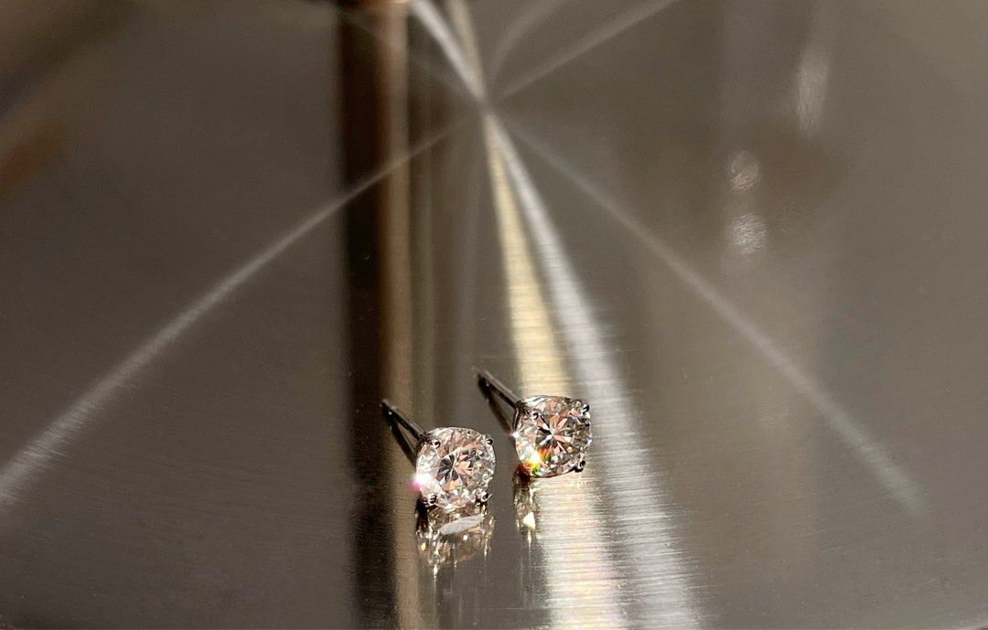IGA Certified 2.50ct Round Lab Grown Diamond Stud Earrings E VVS1/VVS2 (Category: Earrings) located in Manila. Submitted by pearlt455 (Listing ID 1464246138, Image 1). Description: - Pair of certified lab-grown diamond stud earrings - Total carat weight: 2.50 carats (approx. 1.25ct each) - Cut: Round brilliant - Color: E - Clarity: VVS1 and VVS2 - Polish & Symmetry: Excellent - Includes IGA grading report (graded in 14k white gold setting).