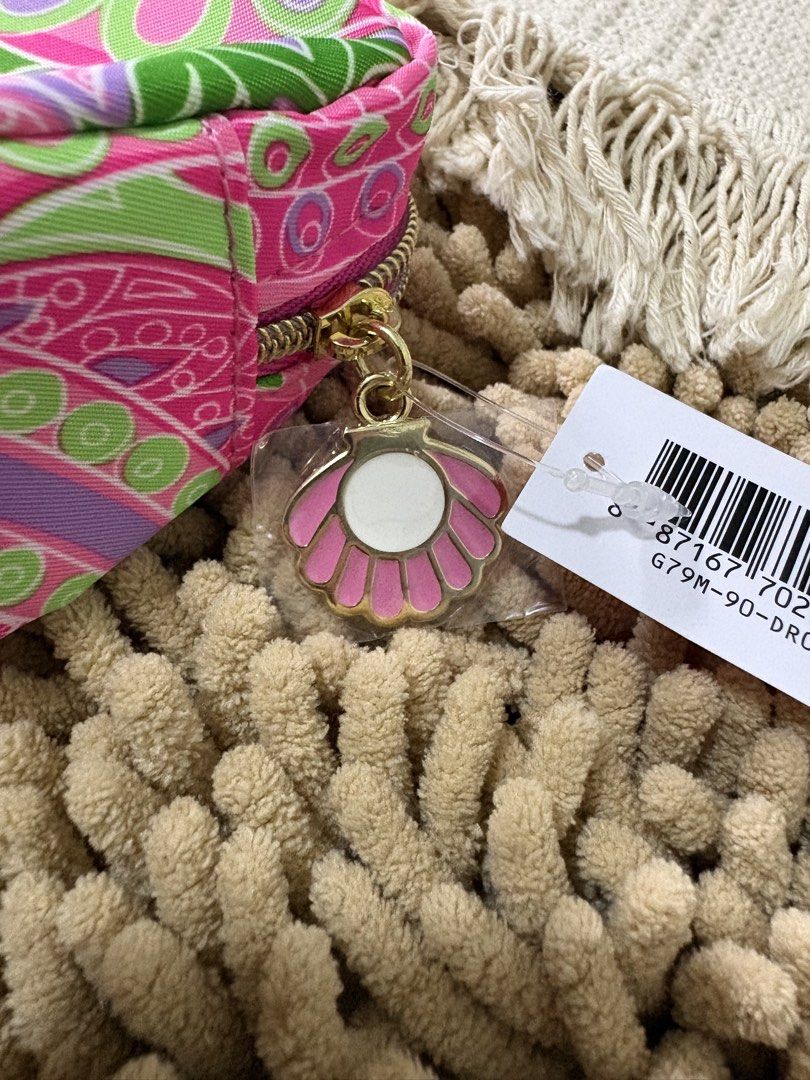 Imported Estee Lauder Coin purse/pouch (Category: Luxury Bags & Wallets) located in Quezon City. Submitted by heartshop.ph (Listing ID 1464180433, Image 2). Description: Super cute Can be used either cosmetic mini pouch or coin purse Original Estee Lauder ✅ .