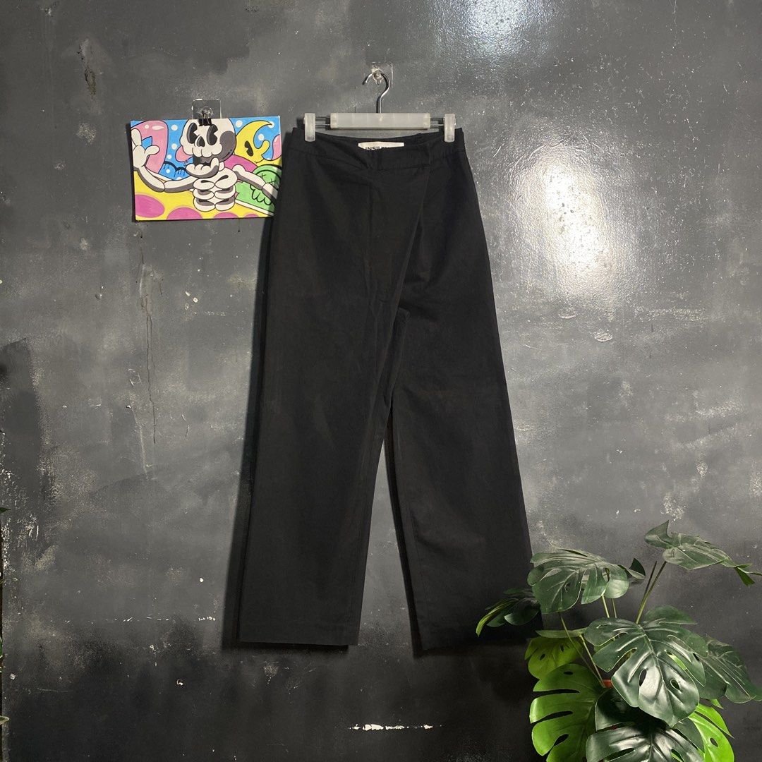 Insilence Trouser Pants (Category: Trousers) located in Cebu City. Submitted by moisesthriftz (Listing ID 1464262300, Image 1). Description: INSILINCE TROUSER PANTS 👖 28 WAIST / 30 LENGTH 13 THIGH / 10 LEG OPEN NO ISSUE COLOR RATE : 9.5 / 10 GOOD CONDITION 500 🏷️.