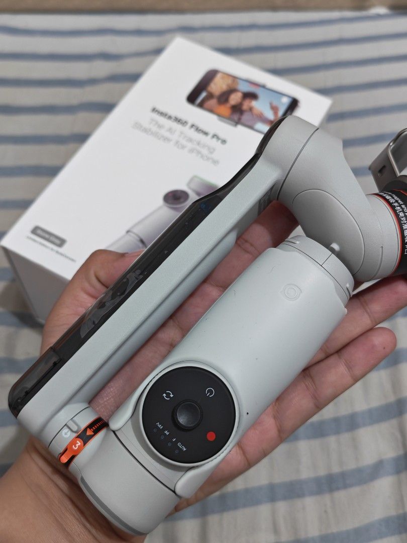 Insta 360 Flow Pro (Category: Gimbals & Stabilizers ) located in Manila. Submitted by jnfrz (Listing ID 1464195630, Image 2). Description: - Opened box to check once - Good as new - Box included - Company gift; we already have one - Best for creators or sellers.