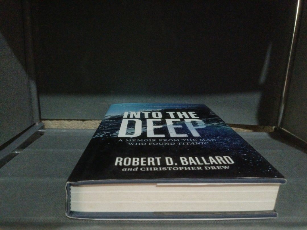 Into the Deep, Smiley's People (Category: Storybooks) located in Bambang. Submitted by axela21 (Listing ID 1464235589, Image 3). Description: Into the Deep 150 Like New Non-Fic Smiley's People 130 Sign of usage sa Dust Jacked Lightly Used Fiction Bundle 250.