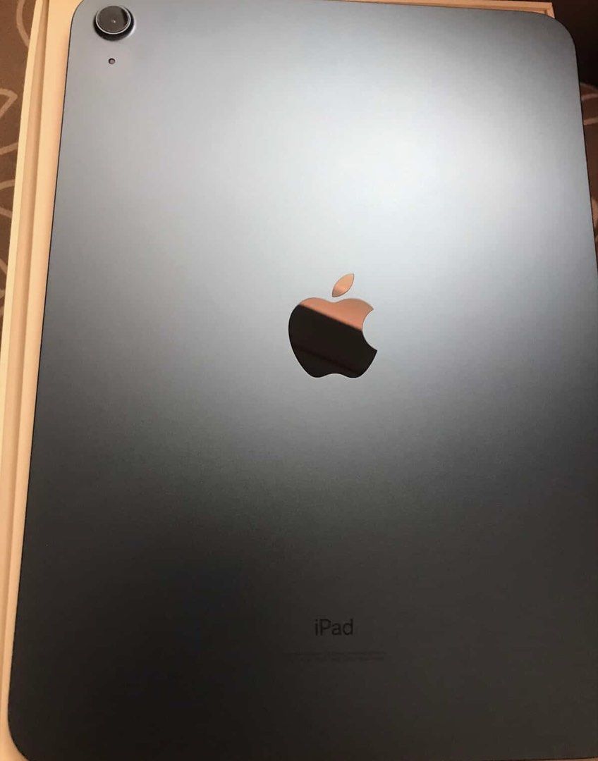 Ipad 10th gen 64 gb (Category: iPad) located in Marikina City. Submitted by shpwthayi (Listing ID 1464138488, Image 1). Description: May two na dents (hindi masyadong ginagamit) With original box (no charger) Matagal ma lowbat Walang gasgas camera (dumi ‘yung na sa picture) Mukhang new siya kung wala siyang dents haha .
