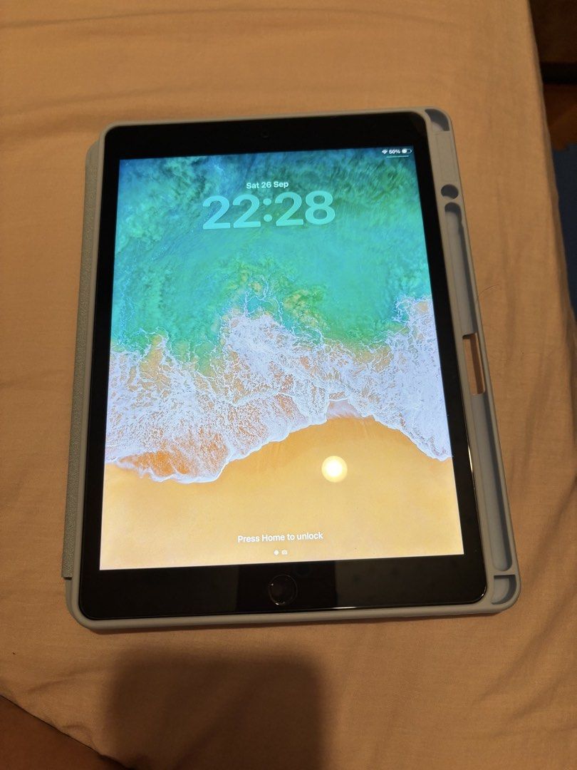 iPad 9 （分類：平板電腦 - iPad）位於 Hong Kong。 由 mukamuka 提交（商品編號 1464286705，圖片 2）。簡介： Well used All time screen protector Blue case no scratch ! Bought from Apple store HK。