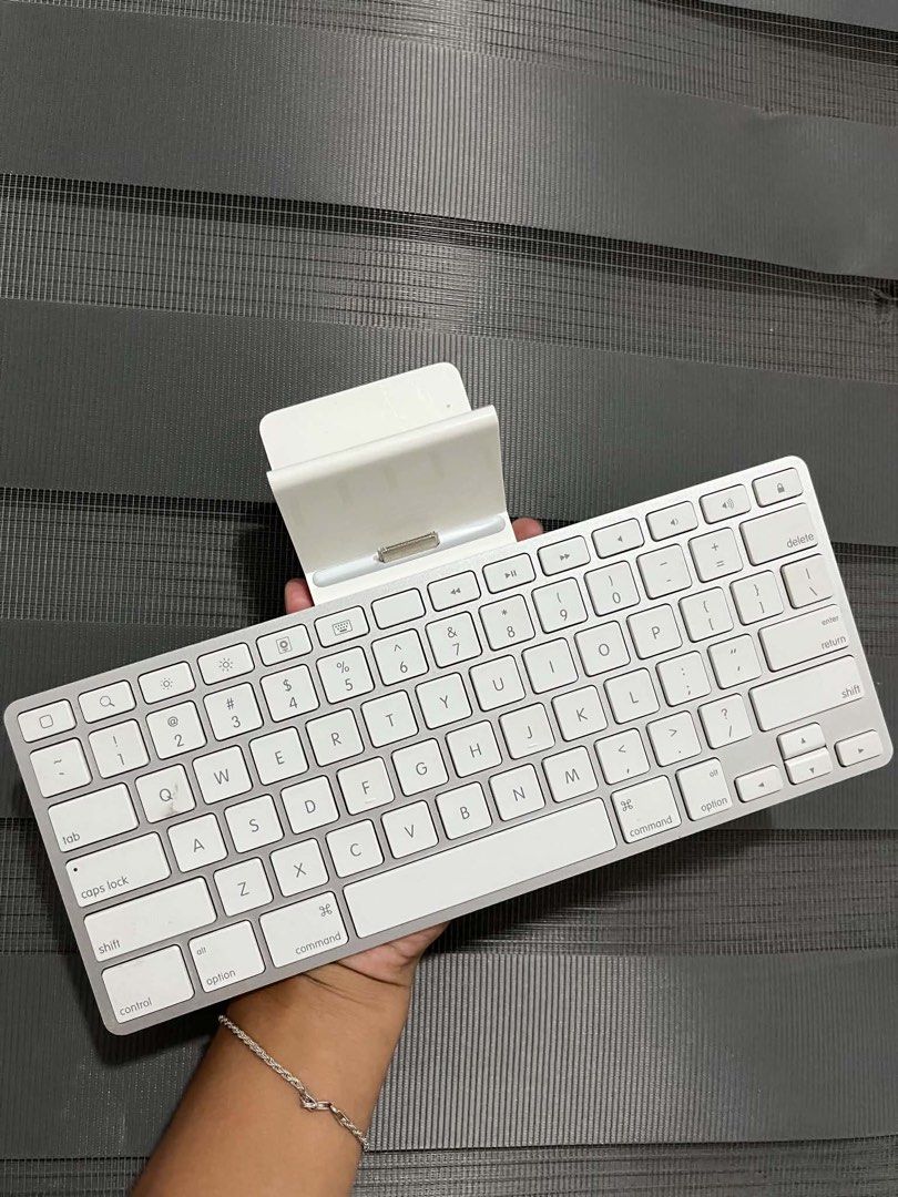 Ipad keyboard dock (Category: Computer Keyboard) located in Quezon City. Submitted by all_about_retro (Listing ID 1464272232, Image 1). Description: Ipad keyboard dock Makinis pa Working dock Untested keyboard Dahil tinest ko ung dock sa ipod touch working Pickup .