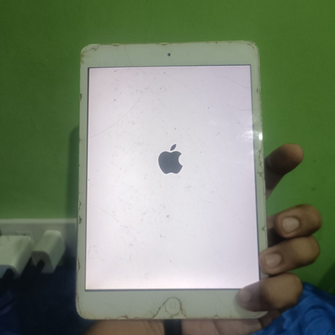 Ipad Mini. issue touch screen & battery (Category: iPad) located in Teresa. Submitted by najencaleb (Listing ID 1464322567, Image 1). Description: .