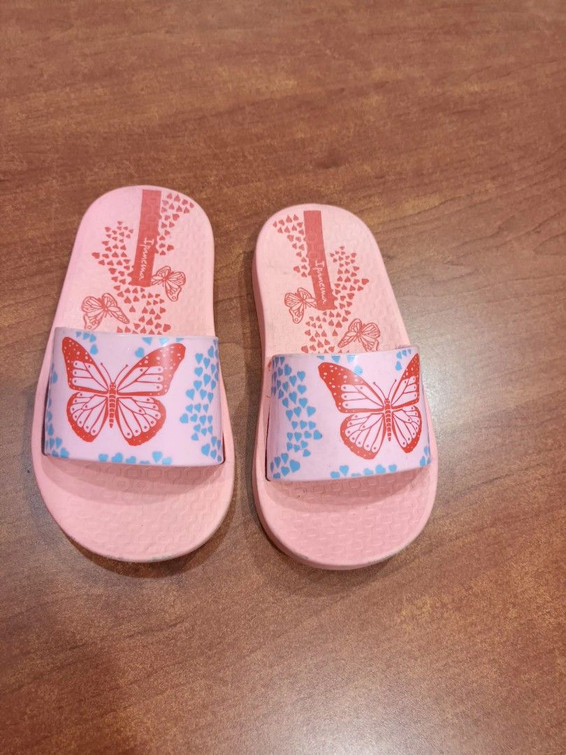 Ipanema Pink Butterfly Slides Kids (Category: Babies & Kids Fashion) located in Paranaque City. Submitted by rizatamayo (Listing ID 1464267178, Image 1). Description: - Cute pink Ipanema slides for kids - Features fun butterfly and heart design - Easy slip-on style - Soles show some signs of wear, but plenty of life left - Great for beach or casual wear.