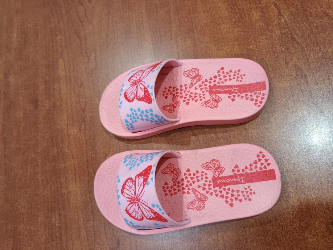 Ipanema Pink Butterfly Slides Kids (Category: Babies & Kids Fashion) located in Paranaque City. Submitted by rizatamayo (Listing ID 1464267178, Image 2). Description: - Cute pink Ipanema slides for kids - Features fun butterfly and heart design - Easy slip-on style - Soles show some signs of wear, but plenty of life left - Great for beach or casual wear.