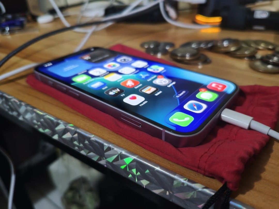 Iphone 14 256 (Category: iPhone 14 Series) located in Manila. Submitted by tommiboi (Listing ID 1464287358, Image 2). Description: Used by mom lightly used battery newly replaced (performance type) worth 2k not oem Include: 1 lightning cable , no adapter , pouch Price is firm Loc. Laspinas Bacoor Imus Makati Manila Ayala bay mall BGC .