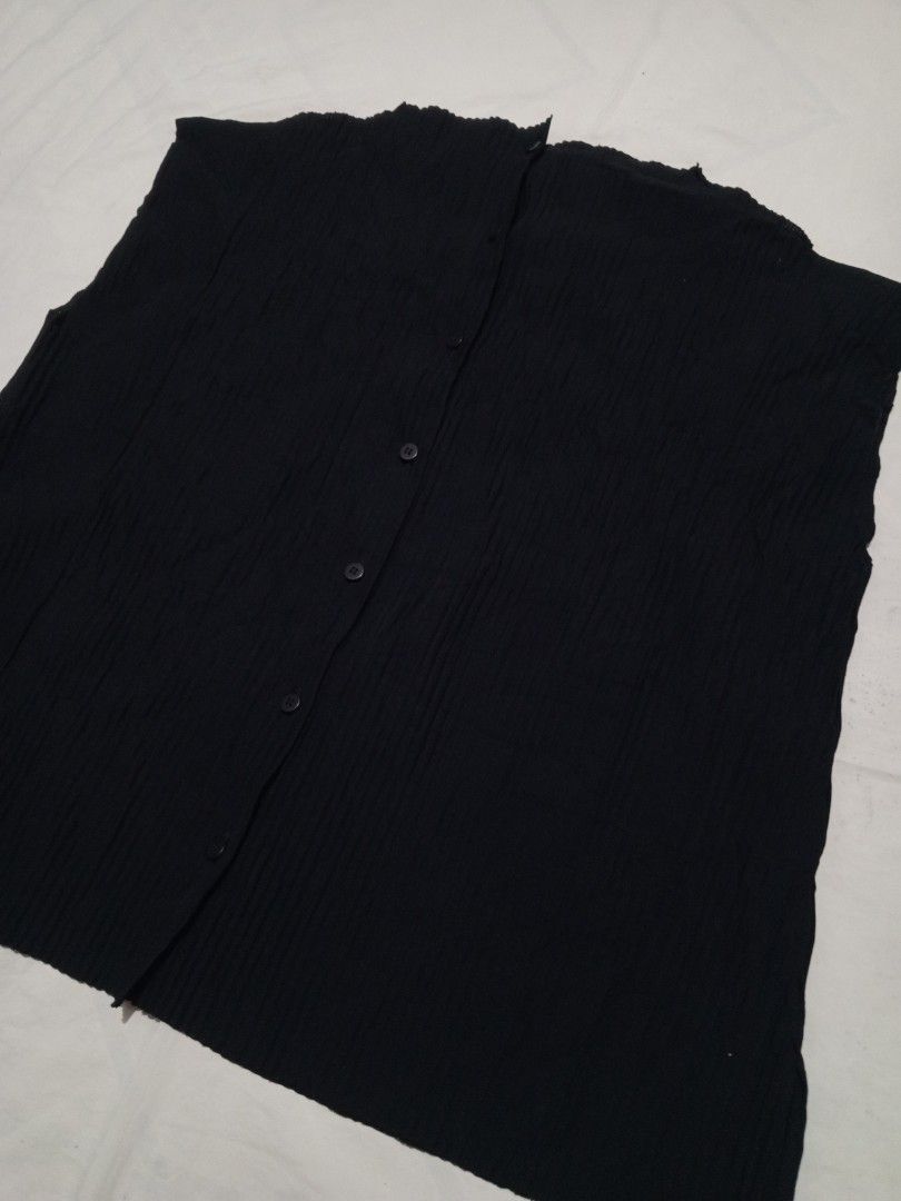 Issey Miyake me button up top (Category: Sleeveless) located in Santa Maria. Submitted by paulo-garcia21 (Listing ID 1464241092, Image 2). Description: large fittings 23 by 24.5 excellent no flaws.