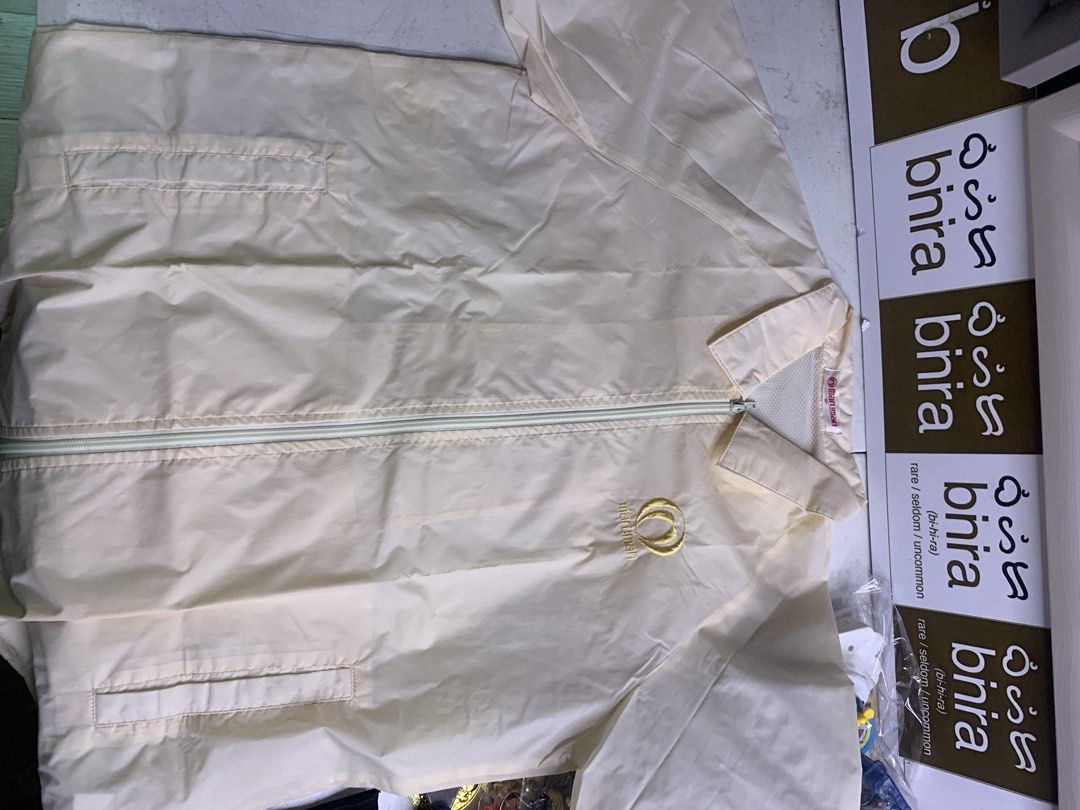 Jacket and Pants Set - Raincoat - Large (Category: Other Sports Equipment and Supplies) located in Carmona. Submitted by bihira (Listing ID 1464278416, Image 1). Description: Jacket and Pants Set - Raincoat - Large - WYSIWYG - Unisex.