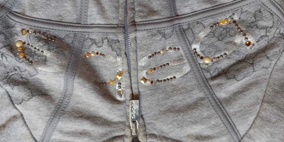 Jacket with hood (Category: Coats, Jackets and Outerwear) located in Tarlac. Submitted by allysarusanguieb_25 (Listing ID 1464160558, Image 3). Description: with yellow stains due to over keep.