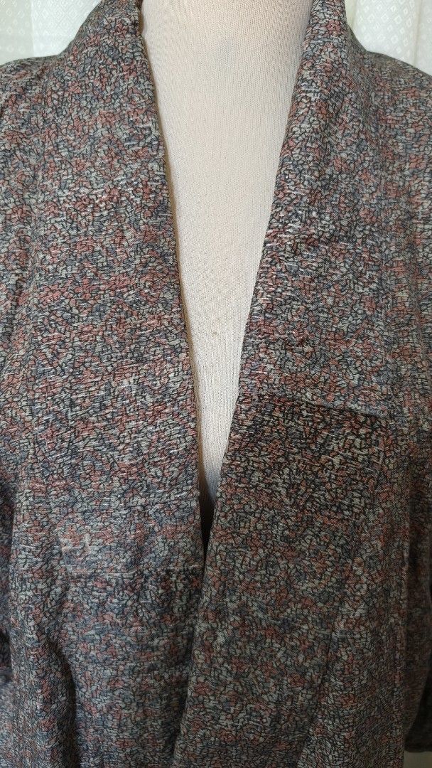 Japanese Style Kimono Jacket - Textured Pattern (Category: Coats, Jackets and Outerwear) located in Taguig. Submitted by ymicloset (Listing ID 1464222746, Image 2). Description: - Long kimono-style jacket - Textured all-over pattern (brown, grey, pinkish tones) - Open front design - Wide sleeves - Lined interior with contrasting green bottom panel - Ideal for unique layering -Waist 46 in -Shoulder 24 1/2 in -Sleeve 15 in -Length 55 in Pls. manage