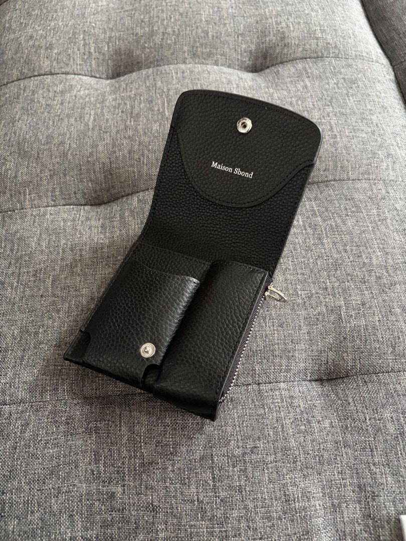 Japanese Style Minimalist Slim Wallet (Category: Wallets & Card holders) located in Cebu City. Submitted by ohpetite (Listing ID 1464198478, Image 1). Description: • perfect gift for minimalists • brand new • classic black • first to pay basis • Guadalupe, Cebu City, Cebu.