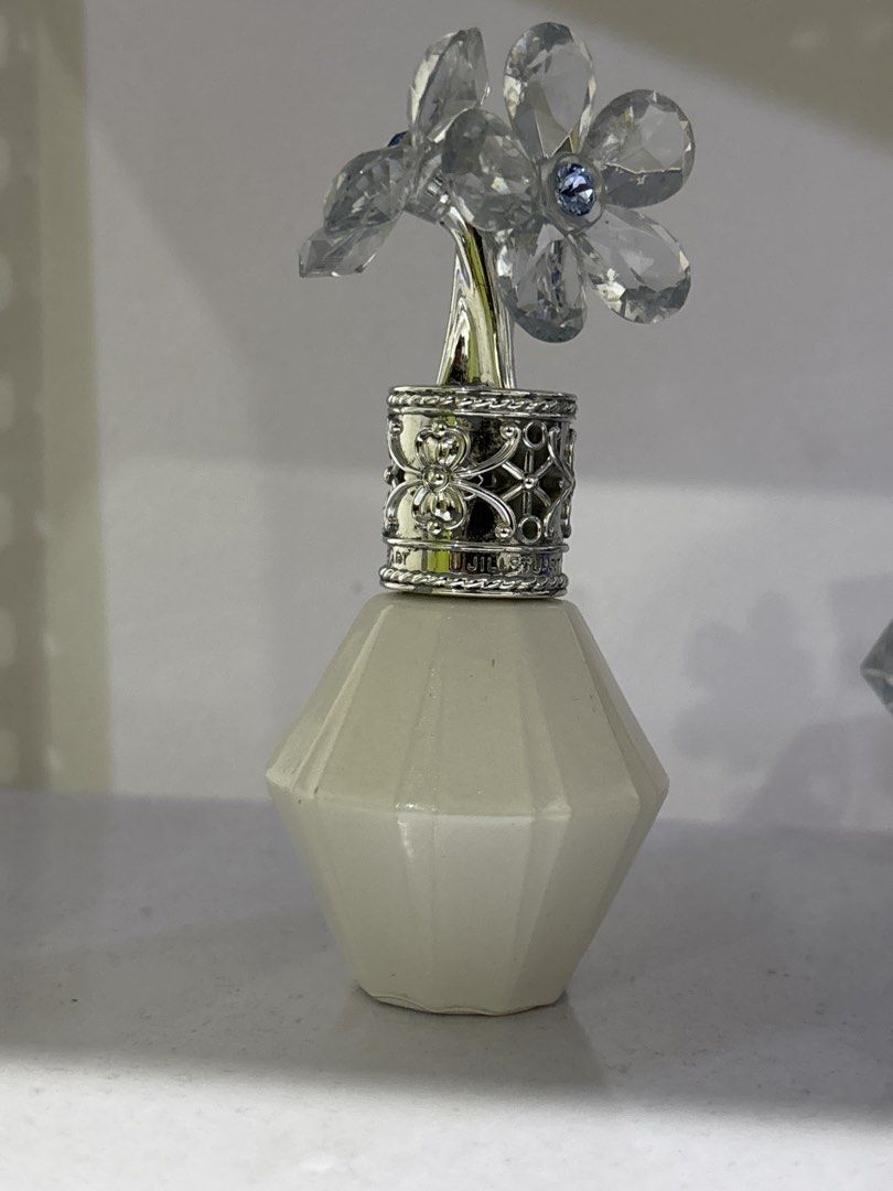 Jill Stuart Crystal Flower Perfume Bottle (Category: Fragrance & Deodorants) located in Malabon City. Submitted by everythingpreloveddd (Listing ID 1464282164, Image 1). Description: - Brand: Jill Stuart - Type: Decorative Perfume Bottle - Top: Crystal flower with blue gem accent - Bottle Color: Creamy white, faceted - Collar: Silver with intricate cutout design - Ideal for: Display or as a unique gift.