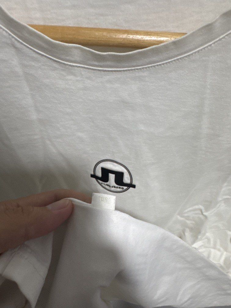 j.lindeberg (Category: Luxury Apparel) located in Santa Ana. Submitted by deyaaaan88 (Listing ID 1464292382, Image 3). Description: Dimes: 19x26.