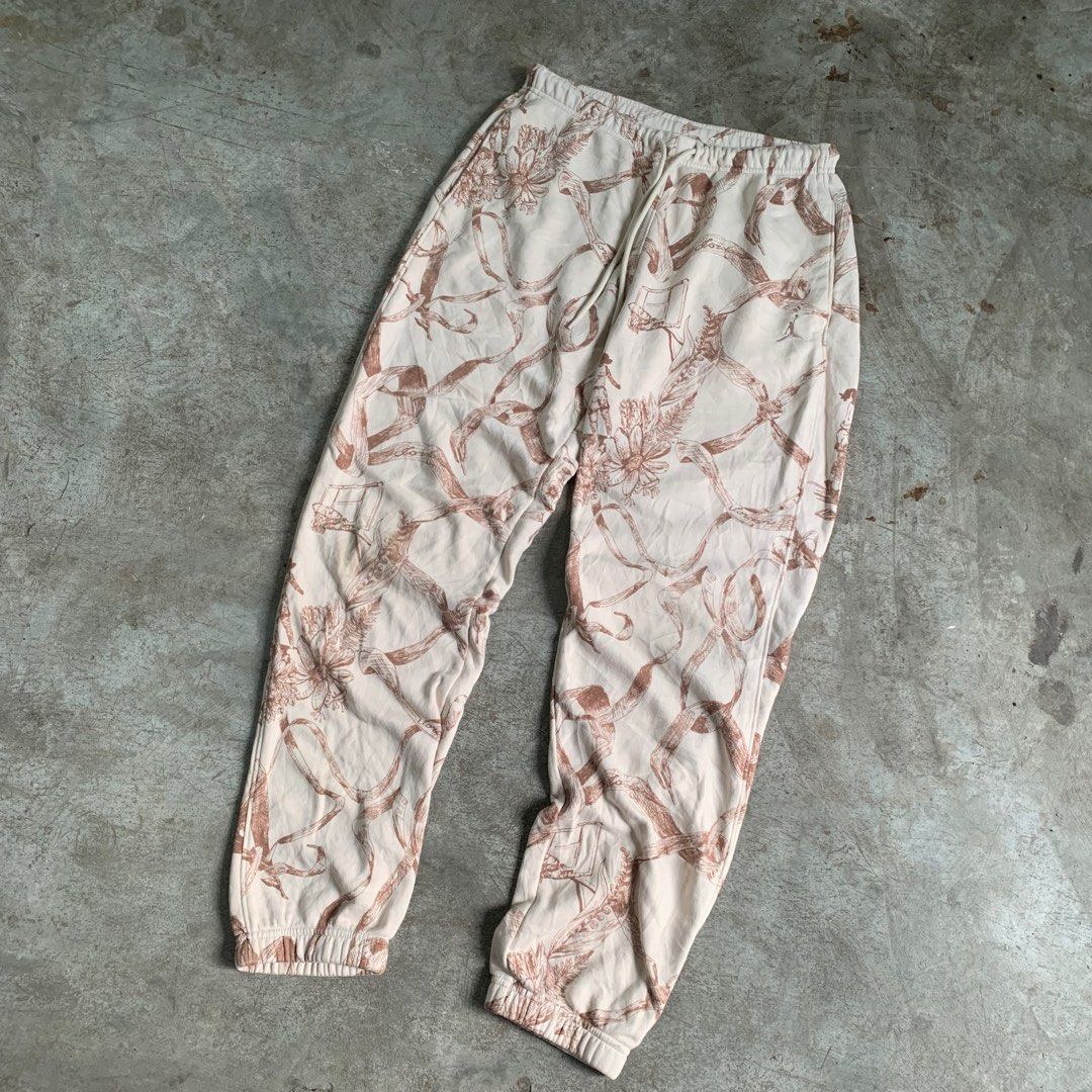 Jordan Brand All Over Print Sweatpants (Category: Vintage Collectibles) located in Manila. Submitted by emplysthrift. (Listing ID 1464164803, Image 3). Description: Jordan Beige Sweatpants Jogger Waist " 30 to 34 Length" 40 Excellent Condition Color rate: 9.5/10 Issue: need wash Unli vouch/vc for safe transactions 📲 Location: Laspinas City, Metro Manila, Brngy Talon Uno. 📍 DM IF INTERESTED📥 #emplysthrift - Cream colored sweatpants - All-over b