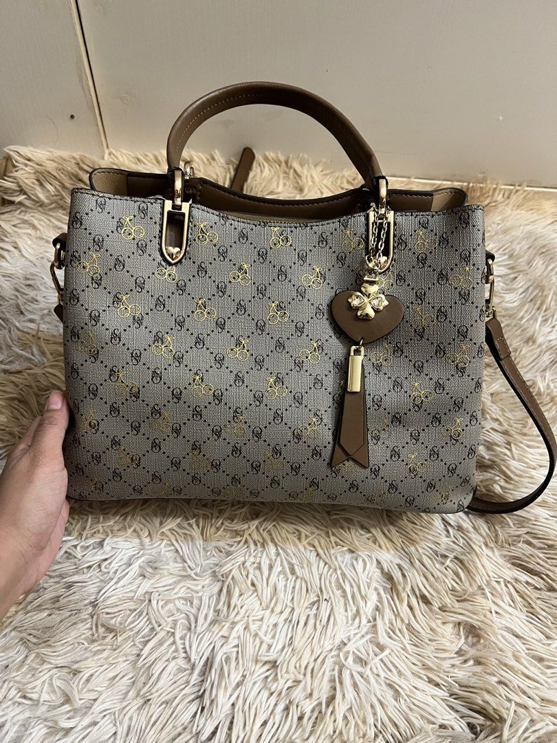 Jovanni Bag (Category: Cross-body Bags) located in Manila. Submitted by edrrye (Listing ID 1464328883, Image 2). Description: •Good overall condition •Still clean and functional •Has an ink stain inside the bag (shown in photos) •Actual photos posted.