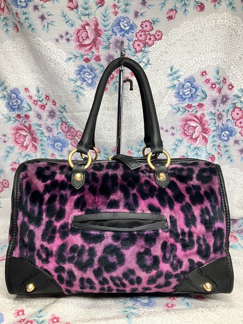 JUICY COUTURE BARREL BAG (Category: Shoulder Bags) located in General Mariano Alvarez. Submitted by adonid (Listing ID 1464176233, Image 3). Description: JUICY COUTURE BARREL BAG GOOD CONDITION NORMAL SIGN OF USAGE ONLY.