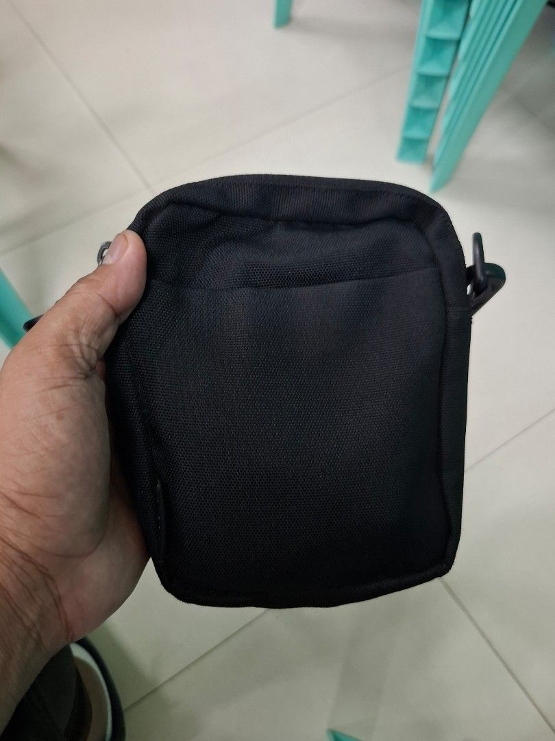 KANGOL SLING BAG/CROSS BAG (Category: Sling Bags) located in Antipolo. Submitted by goldentiger-ac44 (Listing ID 1464256860, Image 3). Description: KANGOL SLING BAG/CROSS BODY BAG EXCELLENT CONDITION ONLY SIGN OF USAGE PRICE 1K ANTIPOLO CITY LOCATION.