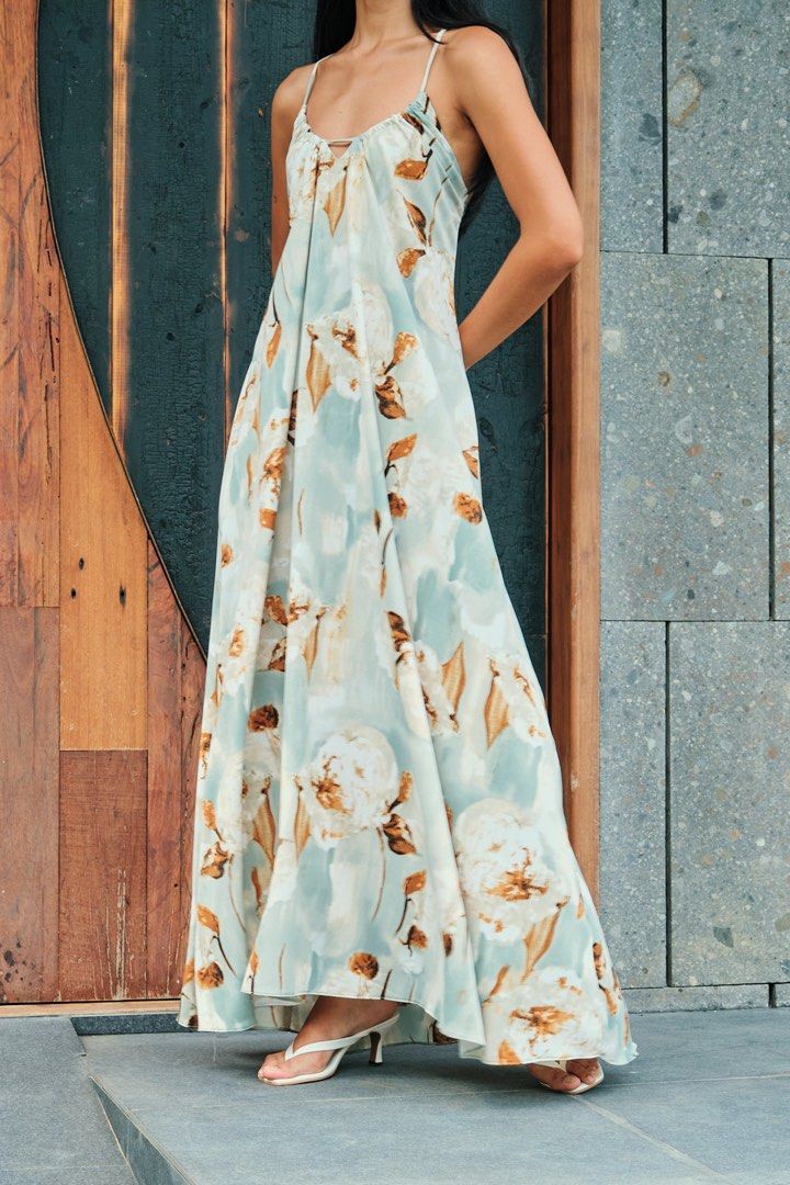 KARIMADON - Toscana Maxi Dress (Category: Dresses) located in San Juan City. Submitted by closet_cleanse16 (Listing ID 1464180857, Image 2). Description: Php500each ☺️ original price is Php3,499 Available in two colors: - Sage Green in Small - Blush in Medium Can be tied in different ways (see photos) Worn once by my mom and I for a trip. ☺️ .