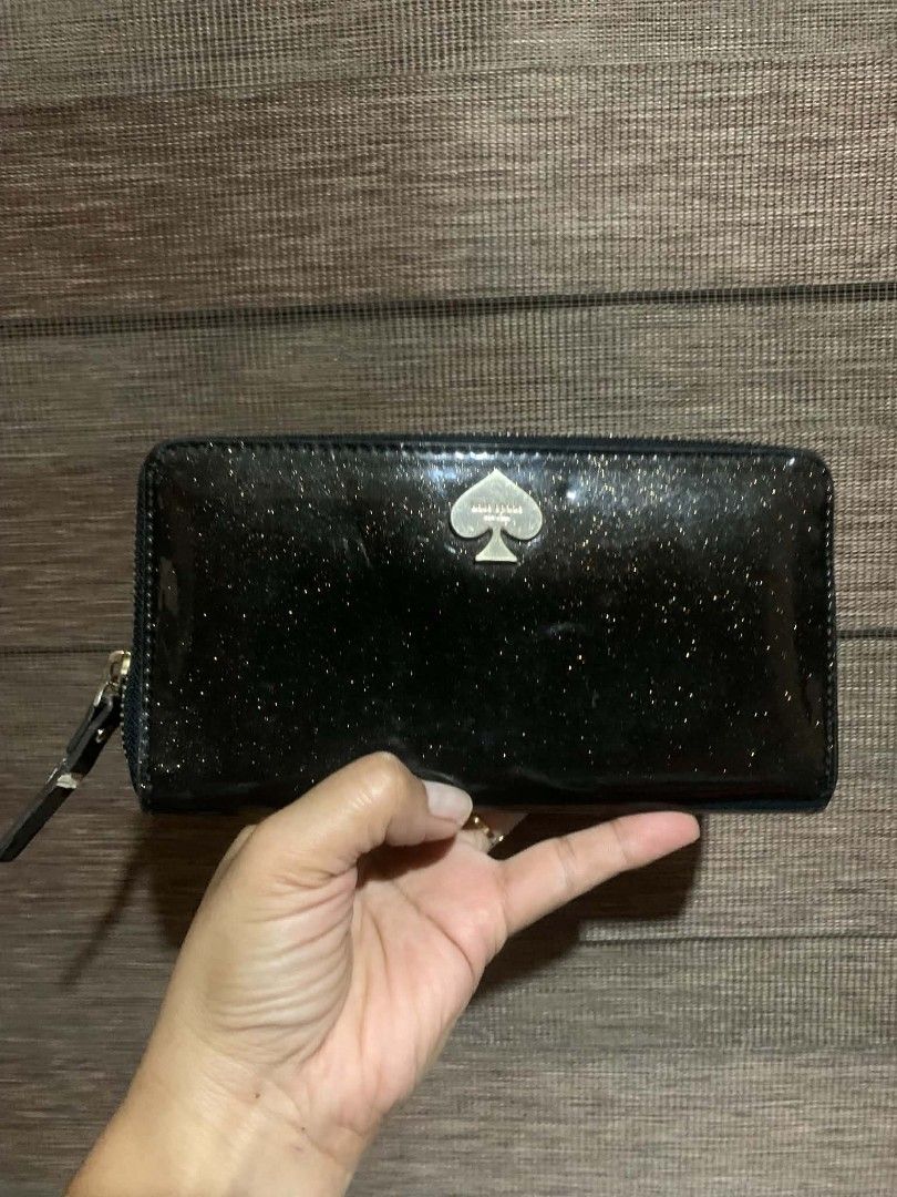 Kate Spade Black Glitter Zip Around Wallet (Category: Wallets & Card holders) located in Aliaga. Submitted by akishaoshop2010. (Listing ID 1464138157, Image 1). Description: - Brand: Kate Spade - Color: Black Glitter - Closure: Zip around - Hardware: Gold - Ideal for: Everyday use - flaw ung s zipper puller.