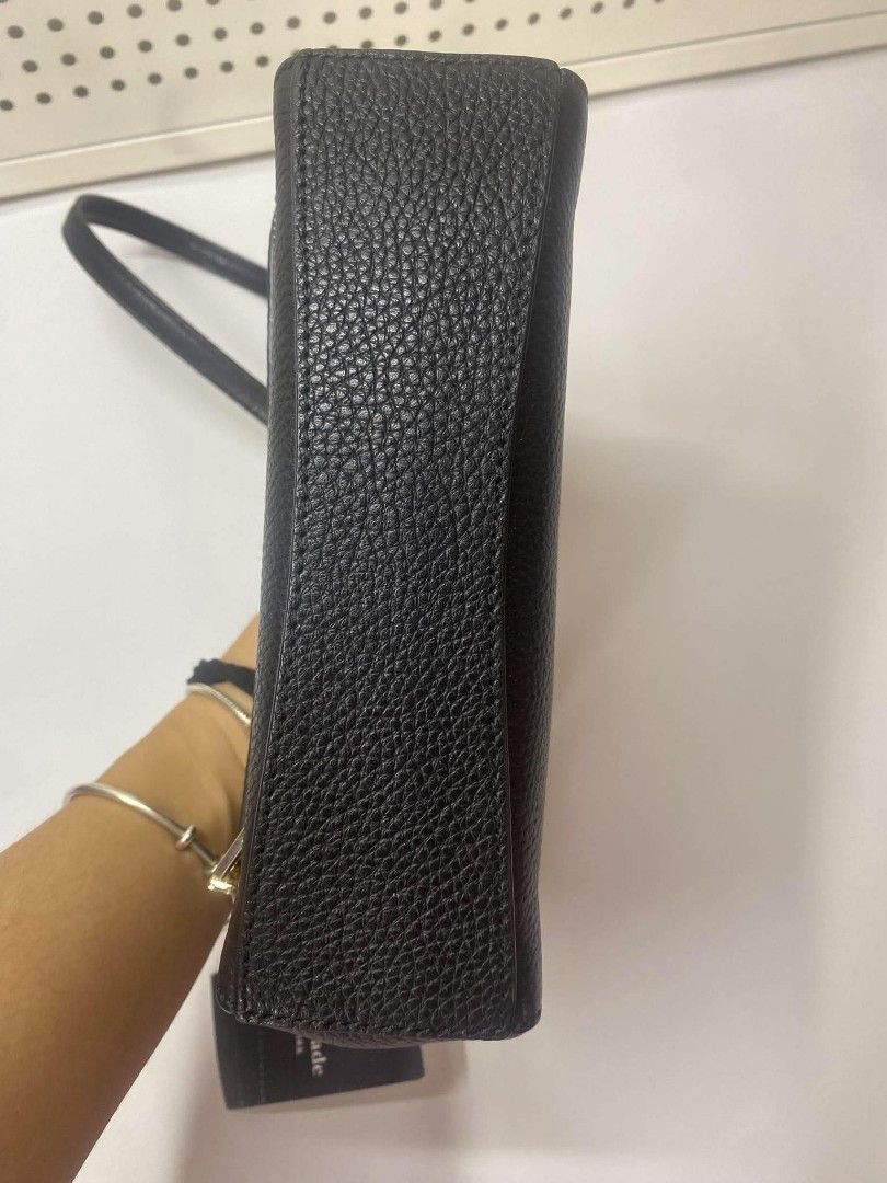Kate Spade Crossbody Bag (Category: Cross-body Bags) located in Rodriguez. Submitted by lulufindsatbp (Listing ID 1464185456, Image 3). Description: Letting go of this pretty - Kate Spade Crossbody Bag Authentic can pass as new and in good condition 3,500 only ⚠️ No reservation, 1st to pay will get the item 📍 Location: Rodriguez, Rizal 🚚 Shipping: J&T or Lalamove 📌 Shipping fee will be shouldered by the buyer 💰 MOP: MariBank, Maya, or PNB.