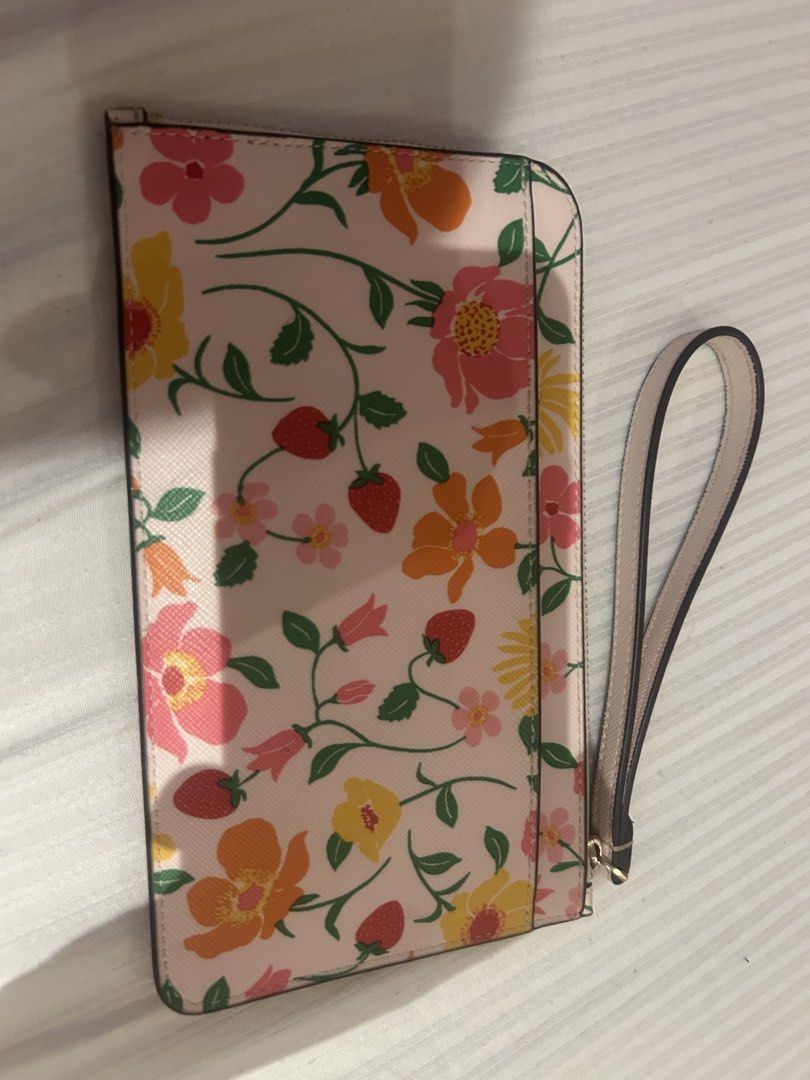 Kate spade floral wallet cardholder (Category: Wallets & Card holders) located in Manila. Submitted by coquettecosette (Listing ID 1464185291, Image 2). Description: ୨୧ Kate Spade Floral Pink Wallet / Cardholder 🌷🎀 the sweetest little pink floral wallet ♡ perfect for keeping your cards + essentials organized while adding a cute feminine touch to your everyday bag ✨.