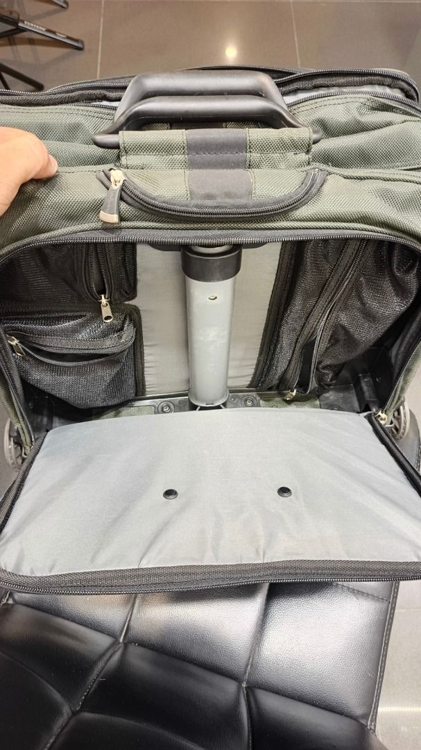 Kensington Contour Roller Wheeled Ergonomic Computer Case Black K62348 (Category: Luxury Bags & Wallets) located in Paranaque City. Submitted by urbangiz_amb (Listing ID 1463973088, Image 2). Description: Kensington contour roller case 100 % Original Never be use Good Quality And madami pong compartment Marami po kayong malalagay Reason of selling decluttering .