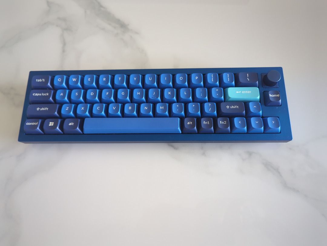 Keychron Q9 QMK Custom Mechanical Keyboard Knob Version （分類：電腦鍵盤及相關產品）位於 Hong Kong。 由 kapitan_dupa 提交（商品編號 1464188663，圖片 1）。簡介： Selling my Keychron Q9 with knob version in stunning Navy Blue. Full aluminum body with an amazing typing feel and sound. Condition: Excellent condition, comes with original box and accessories. Layout: 65% compact layout with a physical volume knob. Connectivity: Wired USB C. Switches and Keycaps: Ready to use out of th