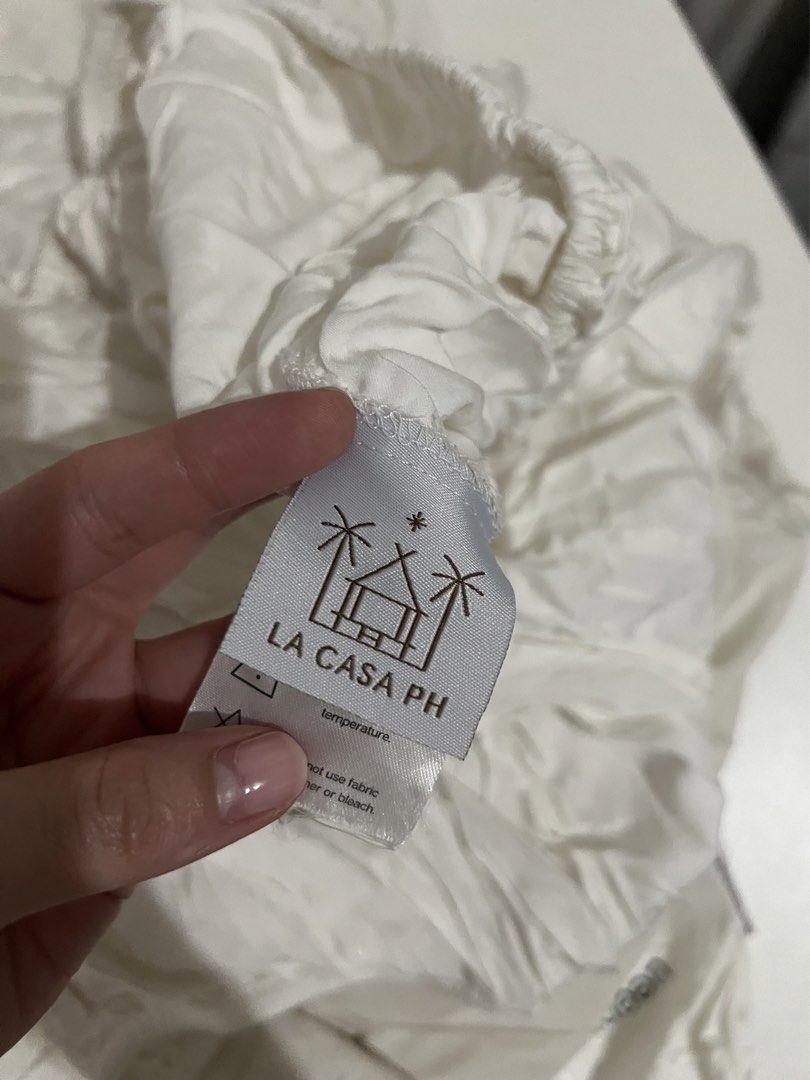 100% BAMBOO BEDSHEET (queen) (Category: Bedding & Towels) located in Quezon City. Submitted by styleandcomfort (Listing ID 1464277786, Image 3). Description: Good deal for its price Got this for 3000+ SUPER SMOOTH, SOFT AND HIGH QUALITY GOOD FOR YOUR SKIN!! Medyo nag iba lang yung color compare from white due to sa paglaba yata. It’s not super white as seen compare sa dustbag niya. But still white but not super white. Please manage expectations s