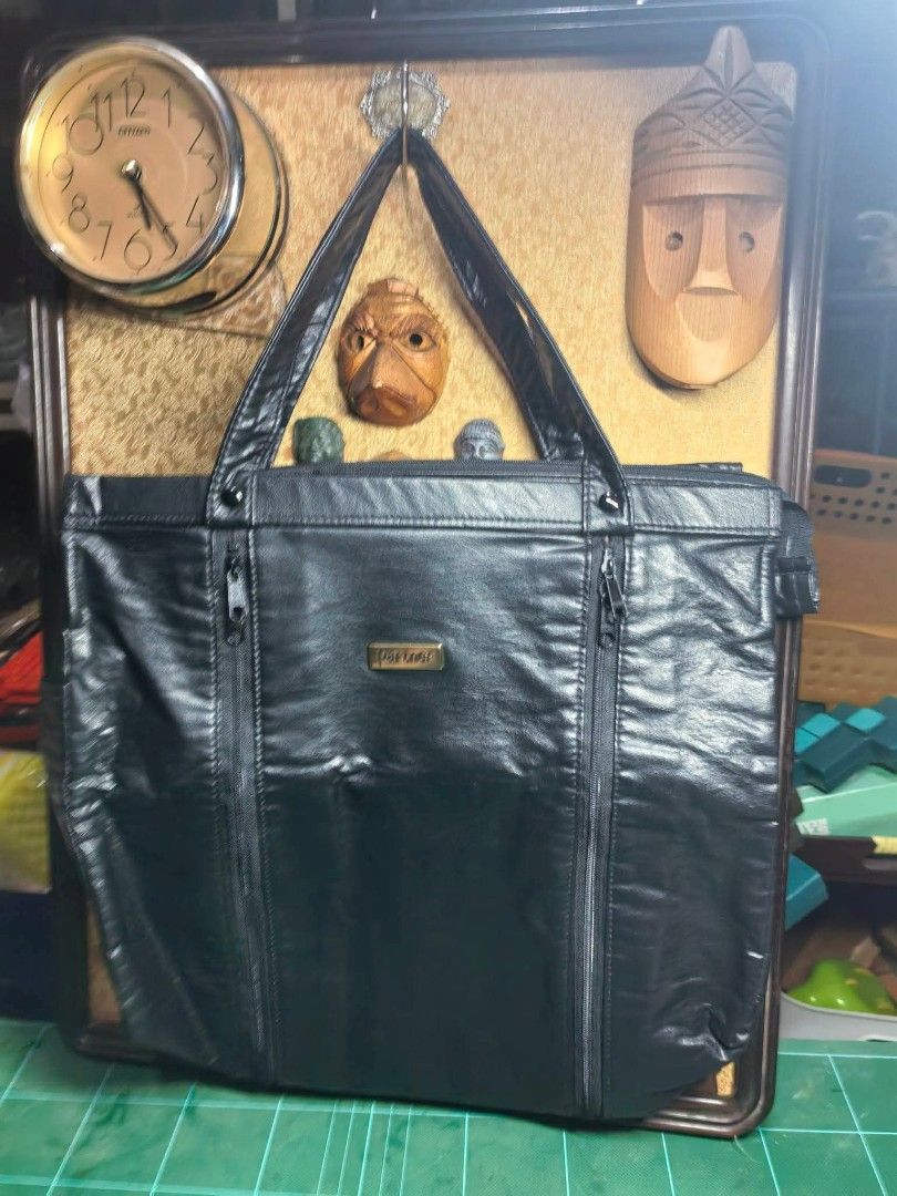 Leather Hand Bag (Category: Shoulder Bags) located in Cebu City. Submitted by dudes_villanueva (Listing ID 1464233847, Image 2). Description: Leather Hand Bag - Partner In excellent condition Size: L13in x W5in x H10in.