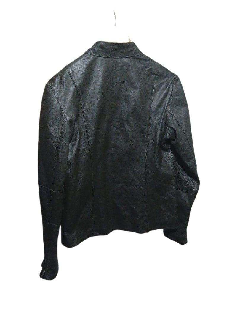 Leather jacket for women (Category: Coats, Jackets and Outerwear) located in Mandaluyong City. Submitted by genelynvelasquez (Listing ID 1464252378, Image 3). Description: FOR SALE 200 ONLY FOR WOMAN issue wala good condition.