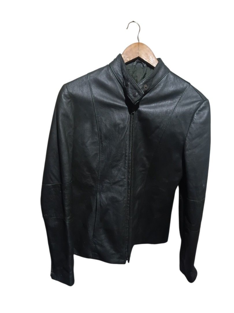 Leather jacket for women (Category: Coats, Jackets and Outerwear) located in Mandaluyong City. Submitted by genelynvelasquez (Listing ID 1464252378, Image 2). Description: FOR SALE 200 ONLY FOR WOMAN issue wala good condition.