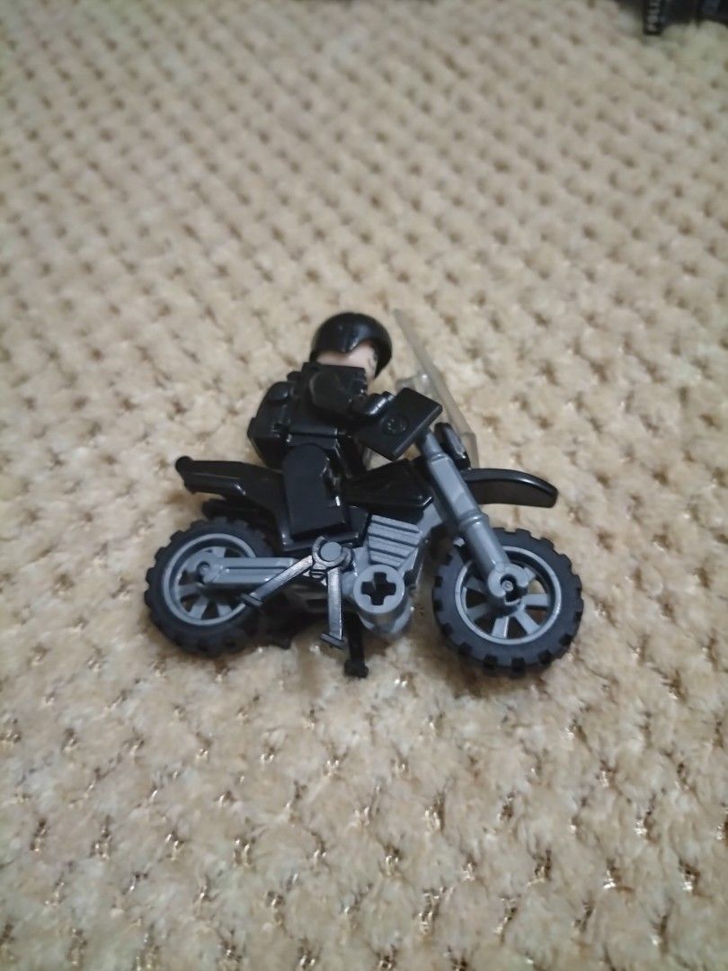 Lego Police (14 Pcs.) (Category: Lego & Building Sets) located in Cavite. Submitted by taro_sakamoto_23 (Listing ID 1464302741, Image 2). Description: - galing sa japan surplus - Good Quality.