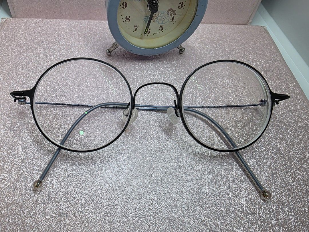Leicnt by Mono design titanium (Category: Sunglasses & Eyewear) located in La Trinidad. Submitted by zasha28 (Listing ID 1464223856, Image 1). Description: graded lens replaceable lens Titanium lightweight.
