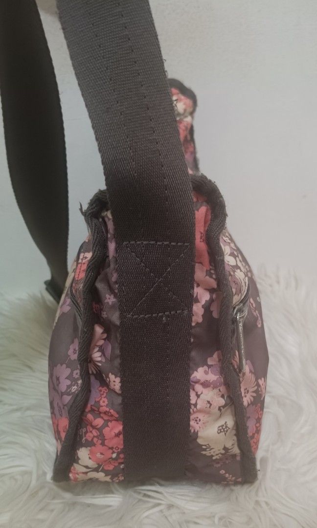 Lesportsac Crossbody (Category: Cross-body Bags) located in Davao. Submitted by naxarugal (Listing ID 1464160656, Image 2). Description: ukay source issue: may pen marks sa loob length 11.5 inches width 5.5 inches height 7.5 inches.