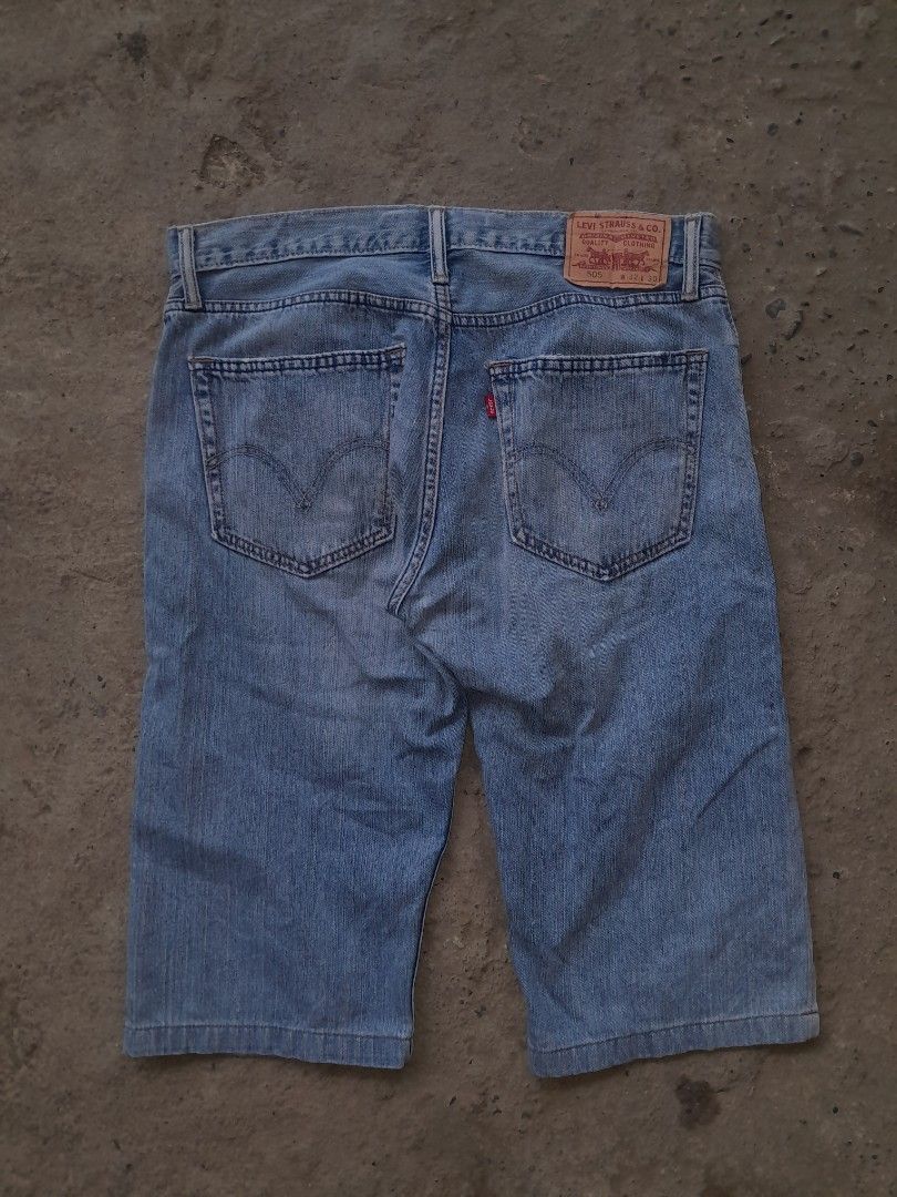 Levi's 505 Regular Fit Jeans W32 L30 (Category: Jeans) located in Manila. Submitted by phil_thrift (Listing ID 1464219296, Image 3). Description: - Brand: Levi's - Model: 505 - Fit: Regular, Straight - Size: W 32, L 30 - Color: Classic Blue Denim - Origin: Made in Cambodia - Ideal for: Everyday wear.