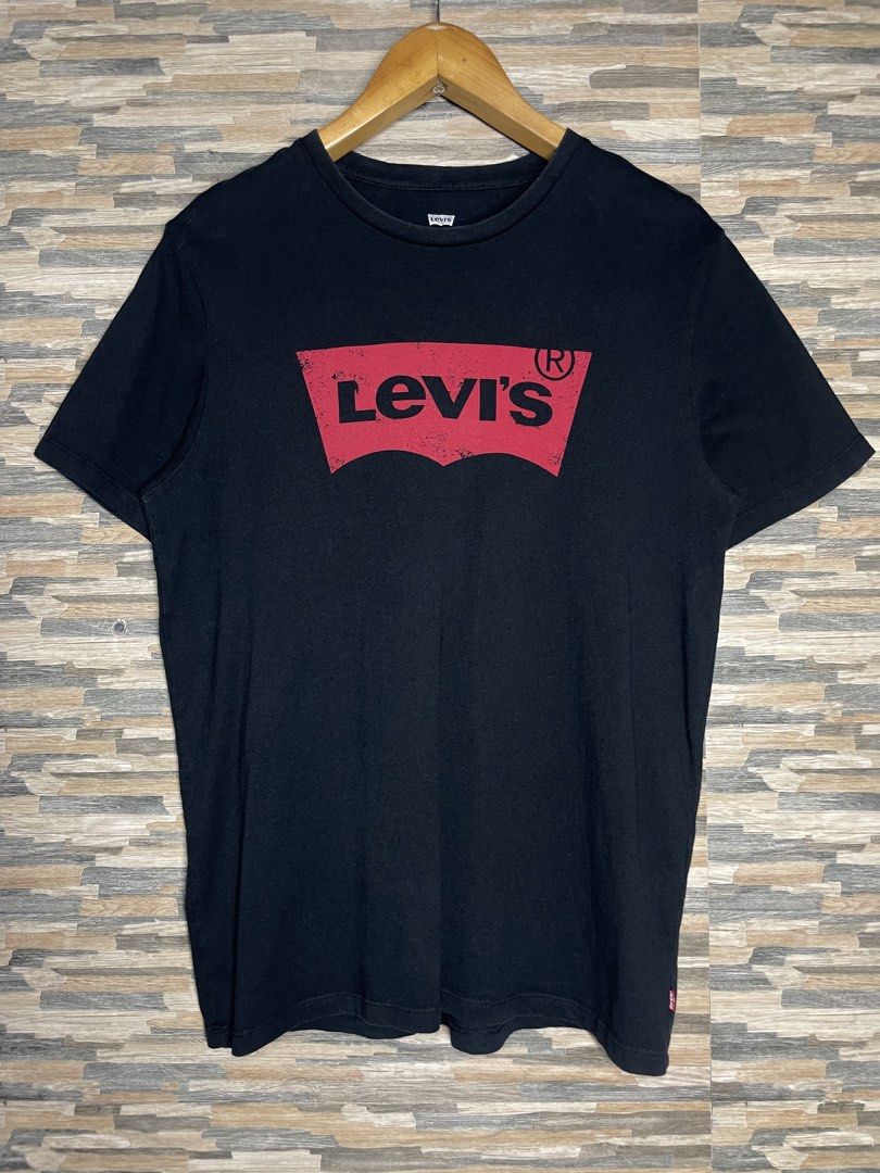 Levi's black Graphic TShirt Classic Logo Logo Design (Category: Tshirts & Polo Shirts ) located in Cabuyao City. Submitted by randelwru (Listing ID 1464240761, Image 1). Description: Levi's black Graphic TShirt Classic Logo Logo Design Size medium Width 19 Length 27 Excellent Condition 450🏷️Pesos Cabuyao Laguna📍.