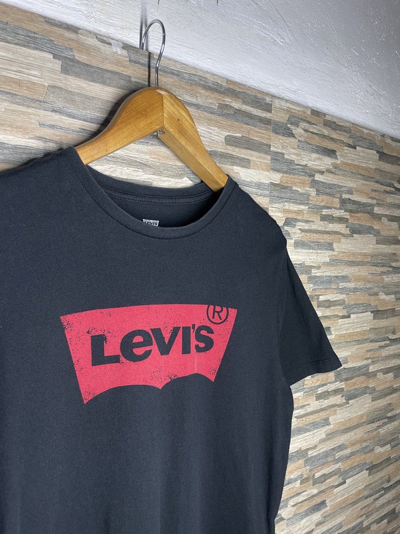 Levi's black Graphic TShirt Classic Logo Logo Design (Category: Tshirts & Polo Shirts ) located in Cabuyao City. Submitted by randelwru (Listing ID 1464240761, Image 3). Description: Levi's black Graphic TShirt Classic Logo Logo Design Size medium Width 19 Length 27 Excellent Condition 450🏷️Pesos Cabuyao Laguna📍.
