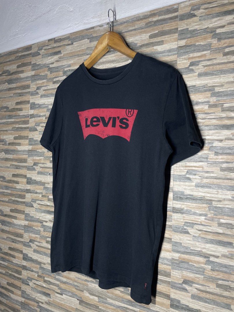 Levi's black Graphic TShirt Classic Logo Logo Design (Category: Tshirts & Polo Shirts ) located in Cabuyao City. Submitted by randelwru (Listing ID 1464240761, Image 2). Description: Levi's black Graphic TShirt Classic Logo Logo Design Size medium Width 19 Length 27 Excellent Condition 450🏷️Pesos Cabuyao Laguna📍.