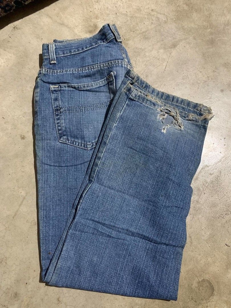 Levi's Boot Cut Jeans Size 8M Made in Egypt (Category: Jeans) located in Cavite. Submitted by noriegayou99586 (Listing ID 1464137824, Image 3). Description: - Brand: Levi's - Style: Boot Cut Jeans - Size: 8M - Color: Classic Blue Denim - Origin: Made in Egypt - Condition: Features some distressing on the hem (as pictured) - Ideal for: Casual wear.