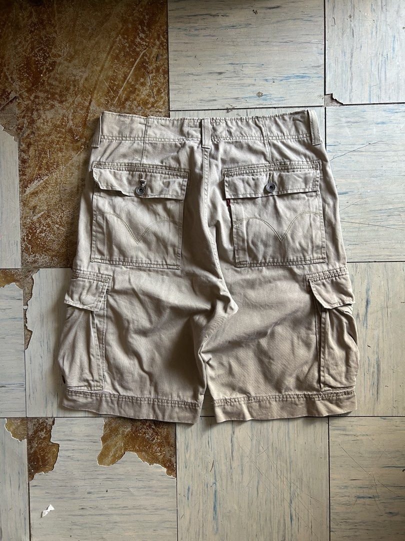 Levis cargo short (Category: Shorts) located in Cavite. Submitted by arvinroderos (Listing ID 1464160794, Image 1). Description: Levis cargo short waist 32 on tag, fits to 34 length 22.5 leg opening 11 minor stains konting tear sa hole ng butones 700.