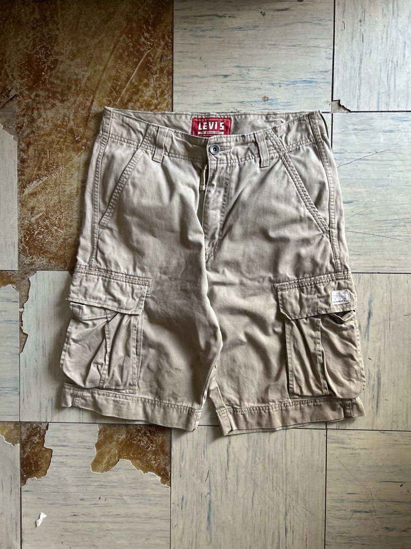 Levis cargo short (Category: Shorts) located in Cavite. Submitted by arvinroderos (Listing ID 1464160794, Image 2). Description: Levis cargo short waist 32 on tag, fits to 34 length 22.5 leg opening 11 minor stains konting tear sa hole ng butones 700.