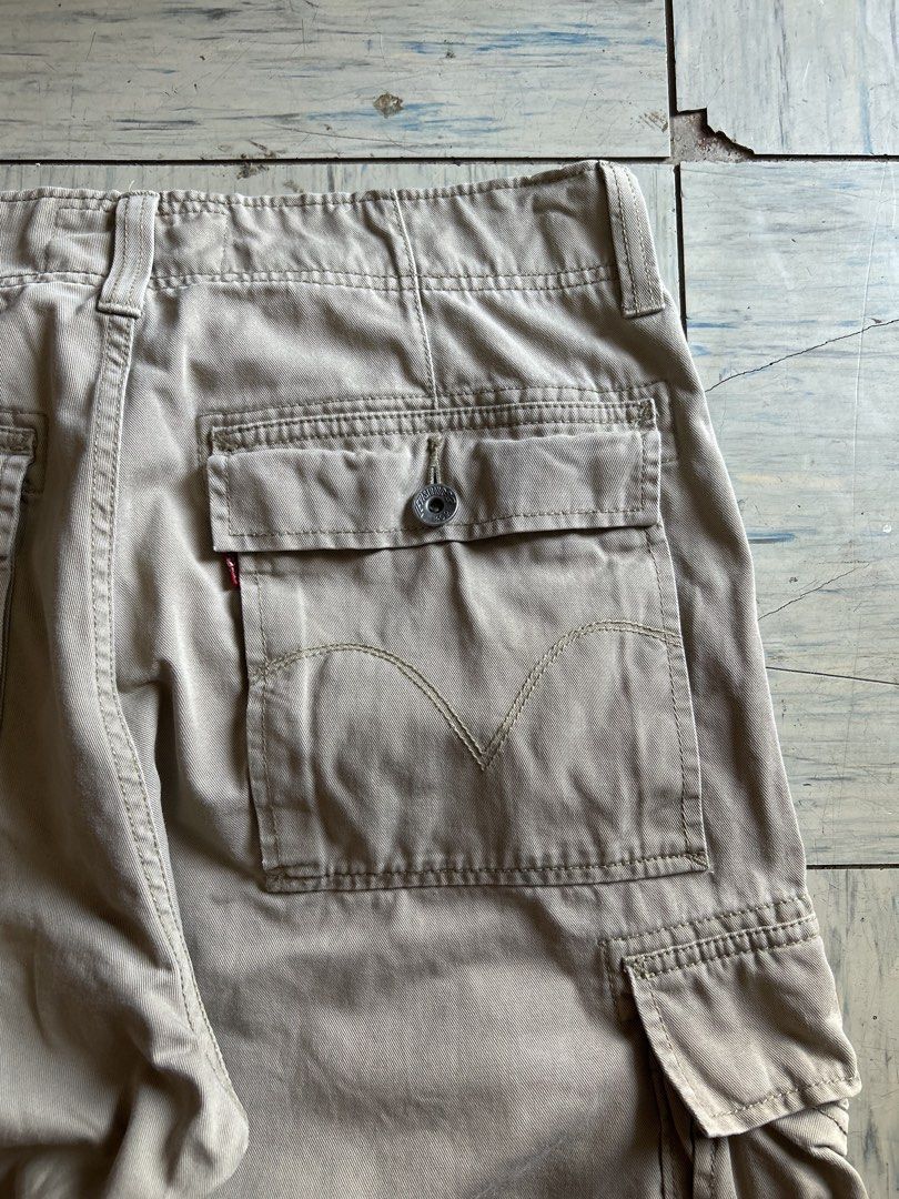 Levis cargo short (Category: Shorts) located in Cavite. Submitted by arvinroderos (Listing ID 1464160794, Image 3). Description: Levis cargo short waist 32 on tag, fits to 34 length 22.5 leg opening 11 minor stains konting tear sa hole ng butones 700.