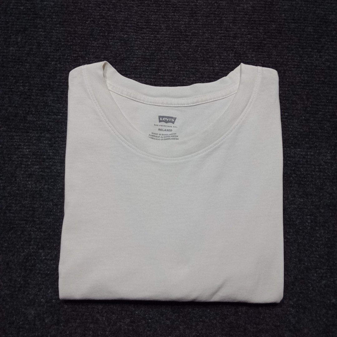LEVIS CLASSIC WHITE CREWNECK SHIRT size Medium (Category: Tshirts & Polo Shirts ) located in Irosin. Submitted by jamilflor (Listing ID 1464310246, Image 2). Description: LEVIS CLASSIC WHITE CREWNECK SHIRT As new No major issue Size Medium on tag Excellent condition 22 x 29 measurements -.