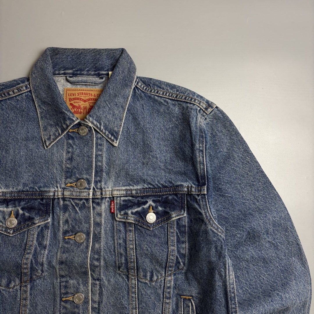LEVI’s denim jacket (Category: Coats, Jackets and Outerwear) located in Taguig. Submitted by the_rare_edit (Listing ID 1464212813, Image 3). Description: .