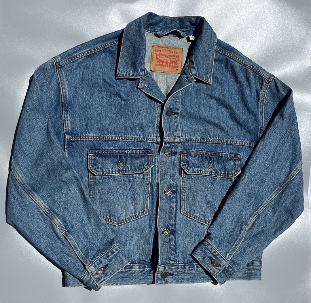 Levi's Denim Jacket Type II Big Silhouette (Category: Coats, Jackets and Outerwear) located in Lucena. Submitted by brkrobert (Listing ID 1464160716, Image 1). Description: - Classic Levi's denim jacket - Medium - semi large framing - Two chest pockets with button closures - Button-up front - Standard collar - Ideal for layering - Versatile wardrobe staple.
